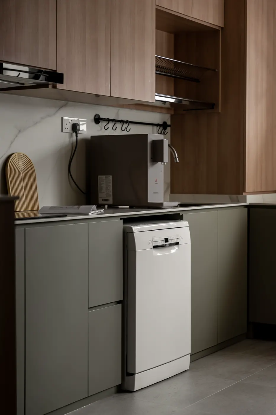 Kitchen corner with built-in dishwasher, 290C Compassvale