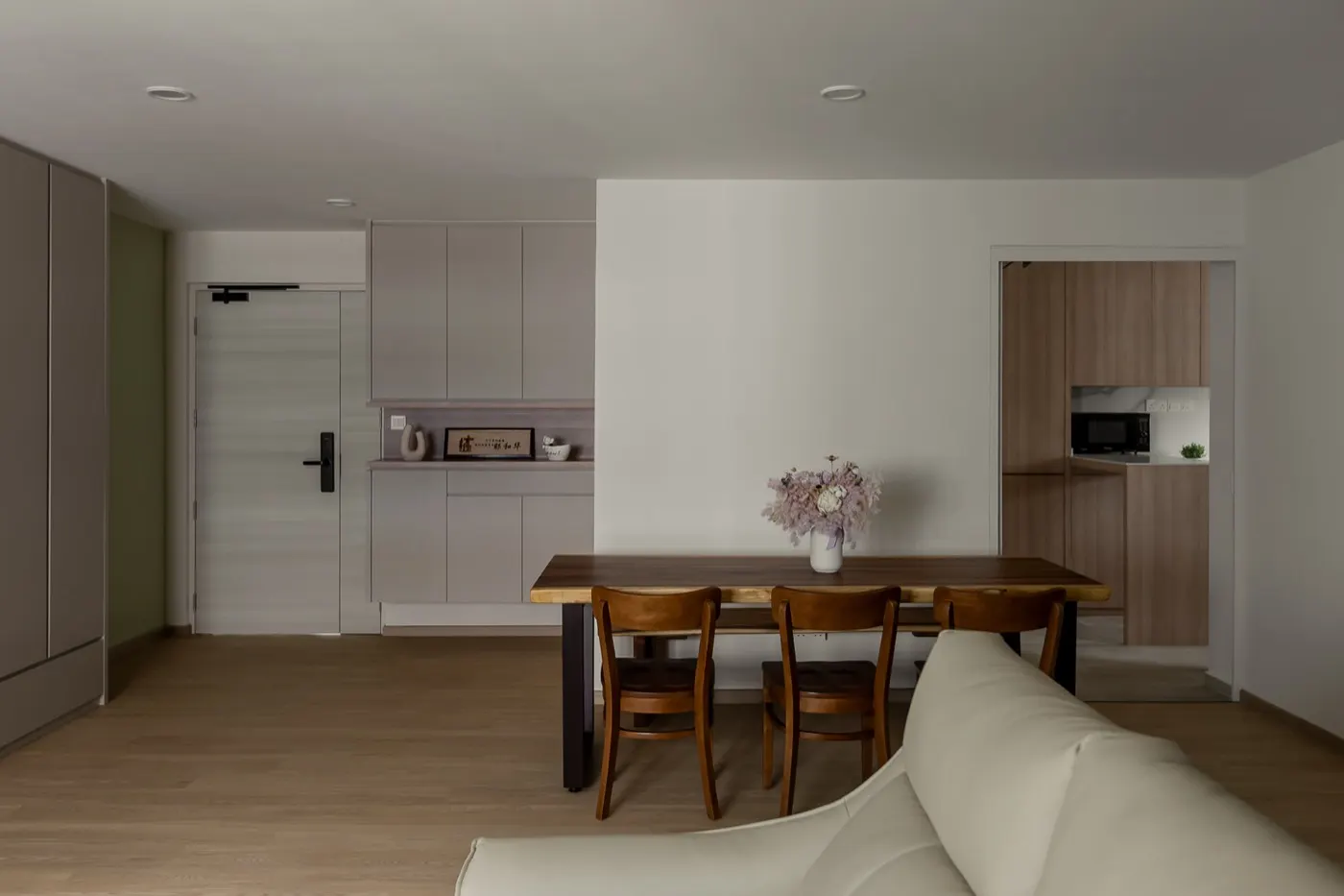 Dining area by the entrance, 290C Compassvale