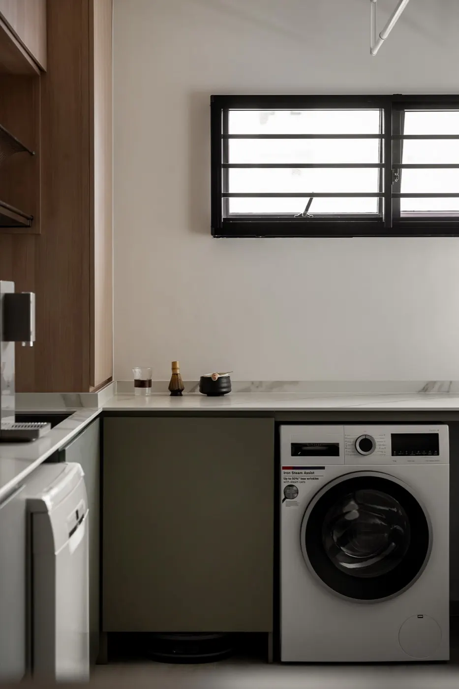 Laundry corner with built-in cabinets, 290C Compassvale