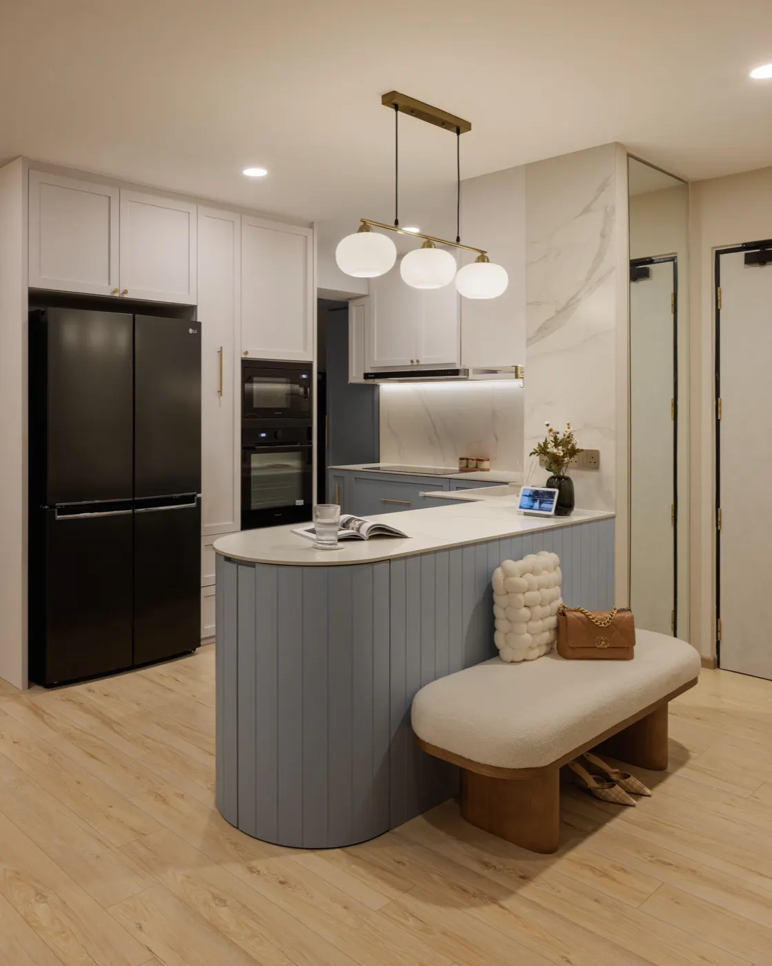 Kitchen with curved island and pendant lights, 265A Kim Keat