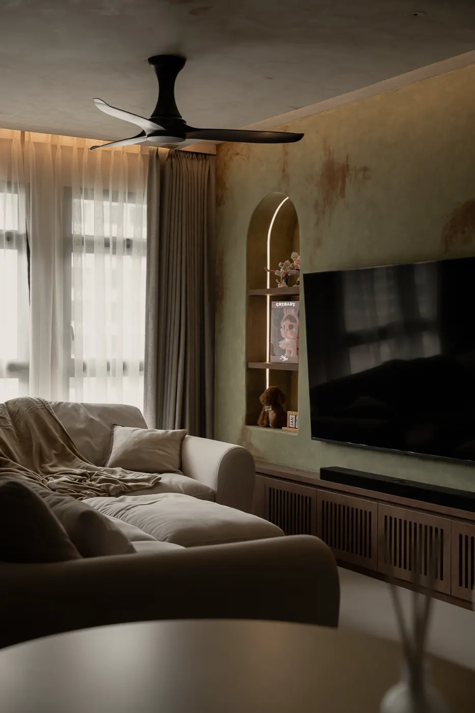 Arched niche and TV feature wall, 307B Tengah Drive